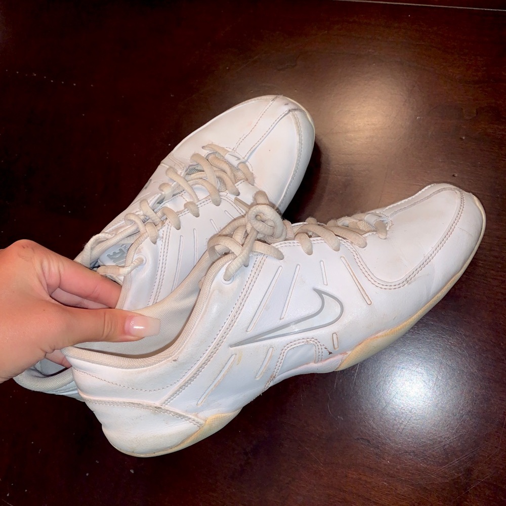 nike slightly used cheer shoes